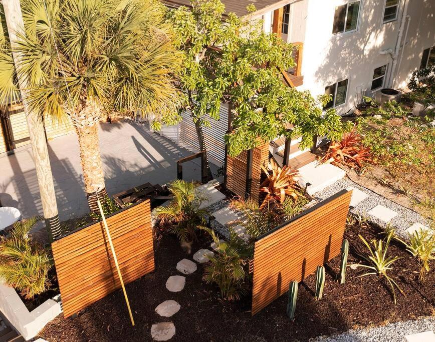 Shares Courtyard Luxury Apt - New! Rockledge Exterior photo